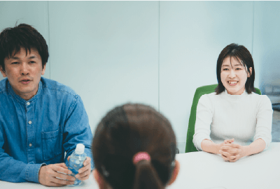座談会で話す4名