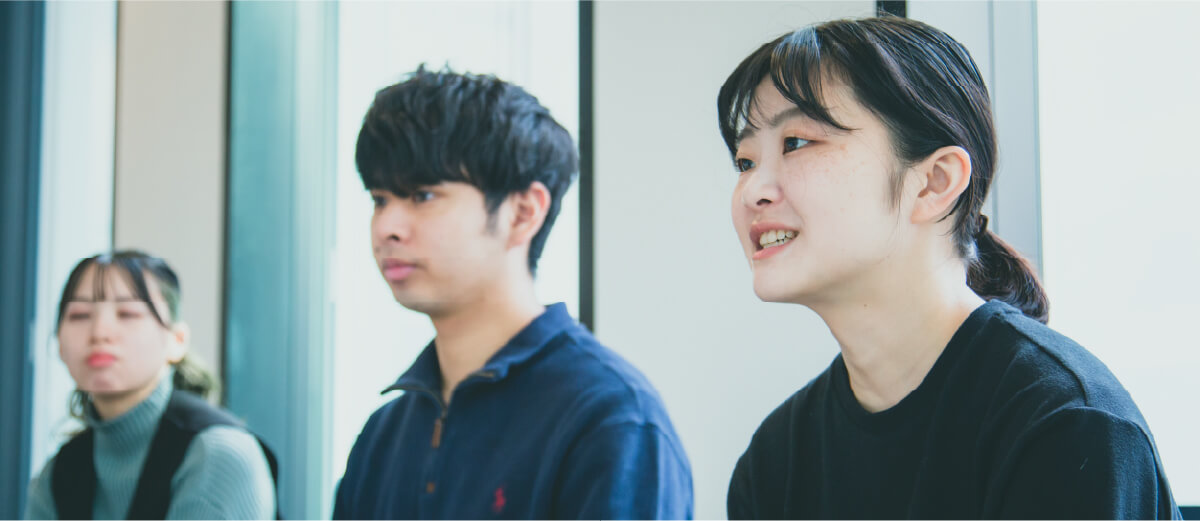 座談会で話す若手社員4名