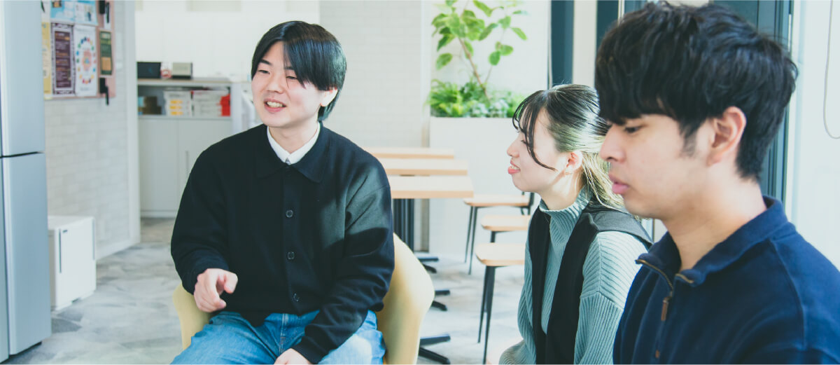 座談会で話す若手社員4名