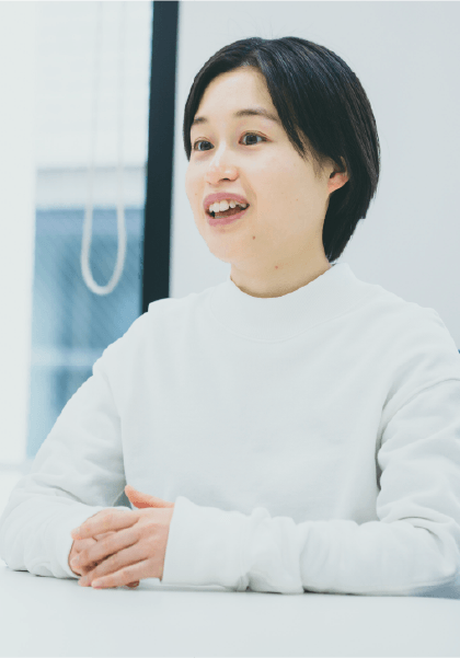 インタビューに答えるT.Y