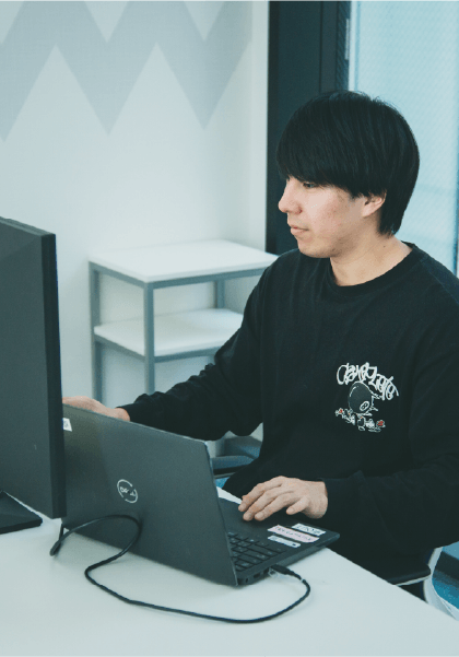 業務に取り組む前田