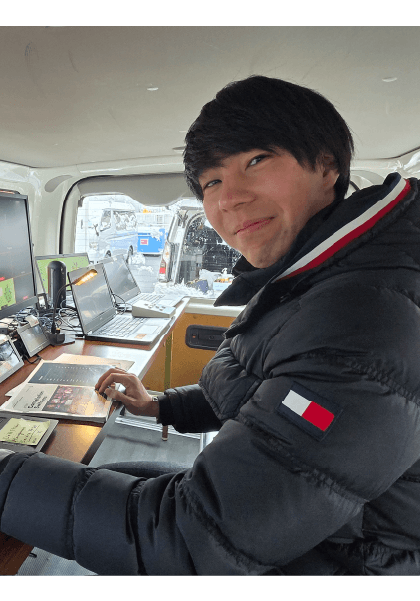 現場で機材を確認する前田